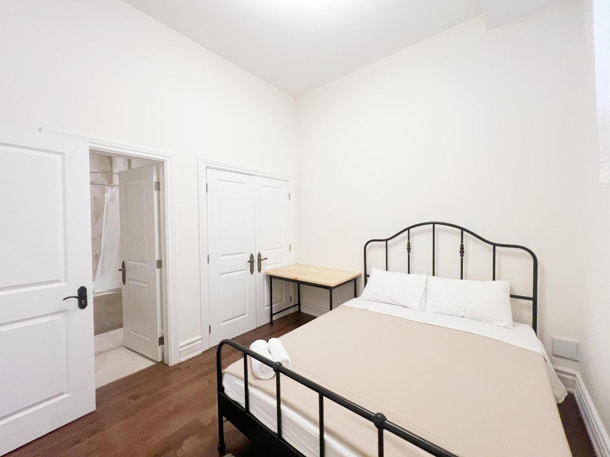 Gasthof Beautiful House Near North York Center *